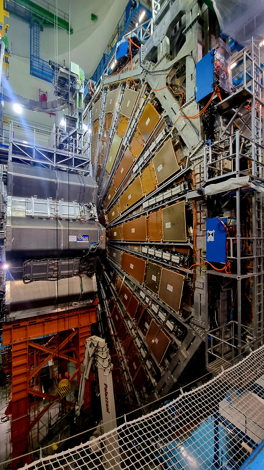 Del av den 7000 tonn store ATLAS partikkeldetektoren nede i Large Hadron Collider (LHC)
